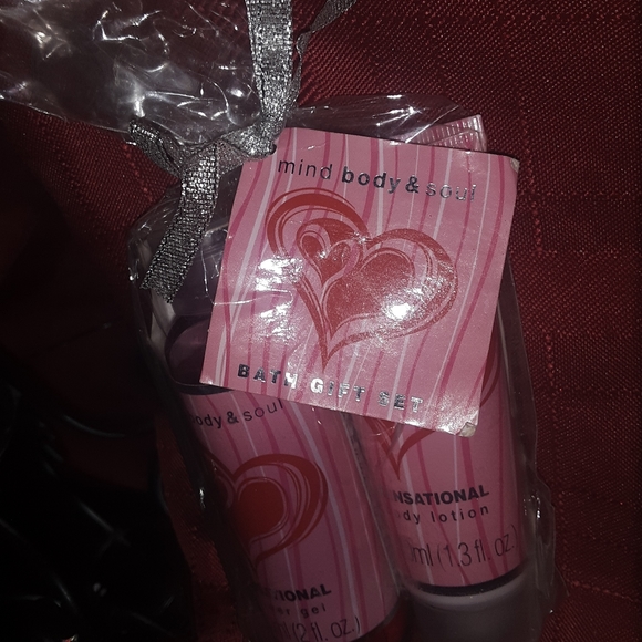 NWT Bath set - Picture 2 of 3